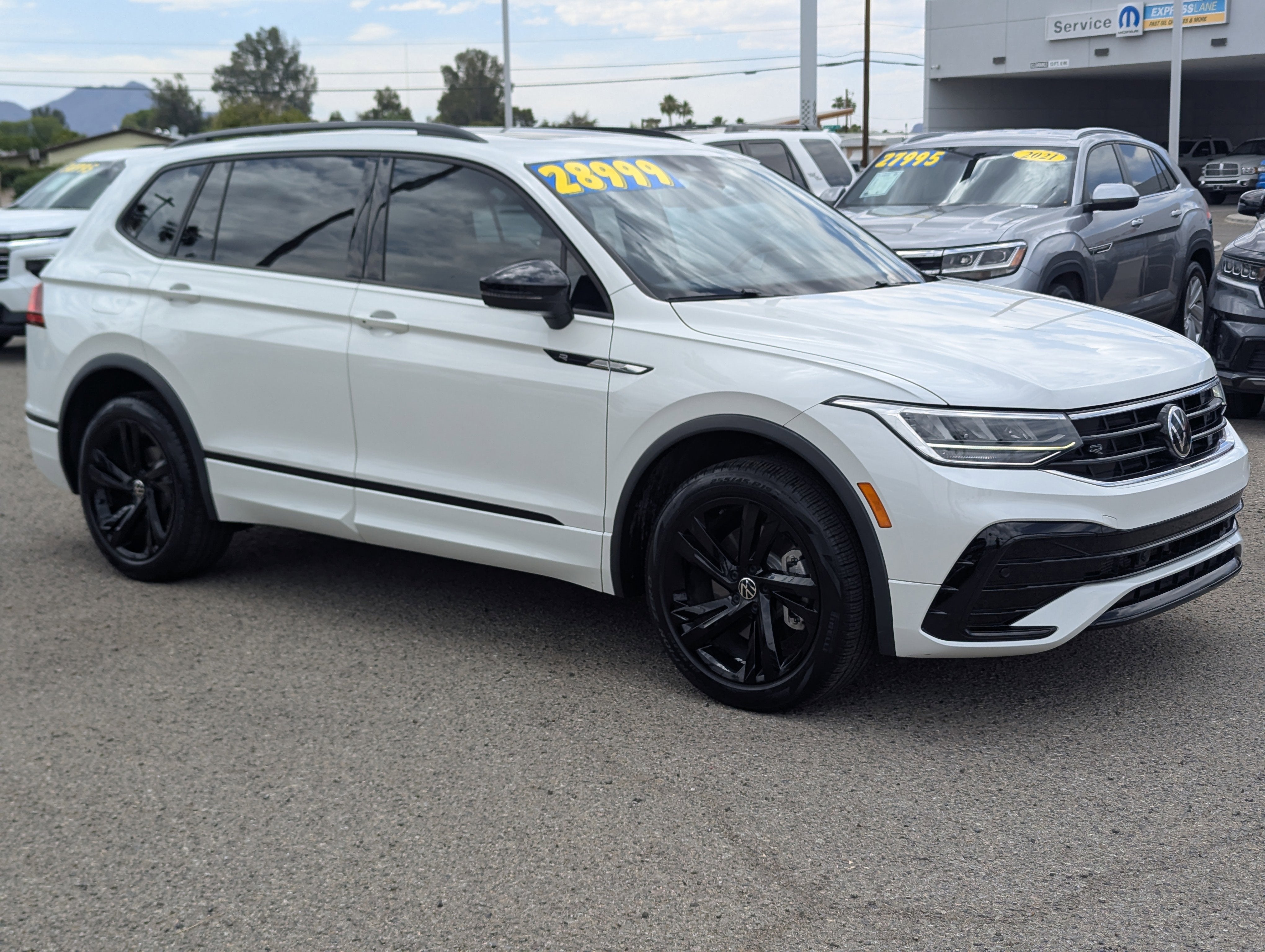 2023 Volkswagen Tiguan 2.0T SE R-Line Black's photo